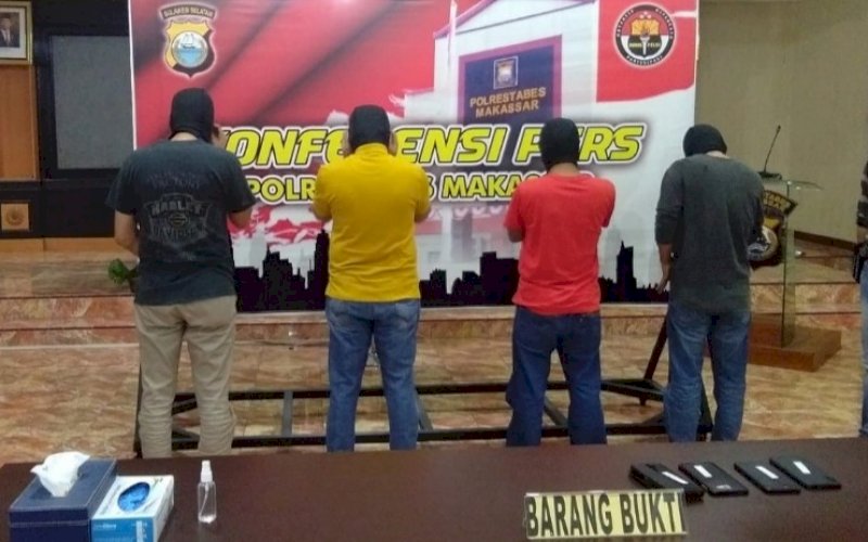 KONFERENSIN PERS. Polrestabes Kota Makassar menghadirkan empat tersangka penyalahgunaan narkotika jenis sabu-sabu dan