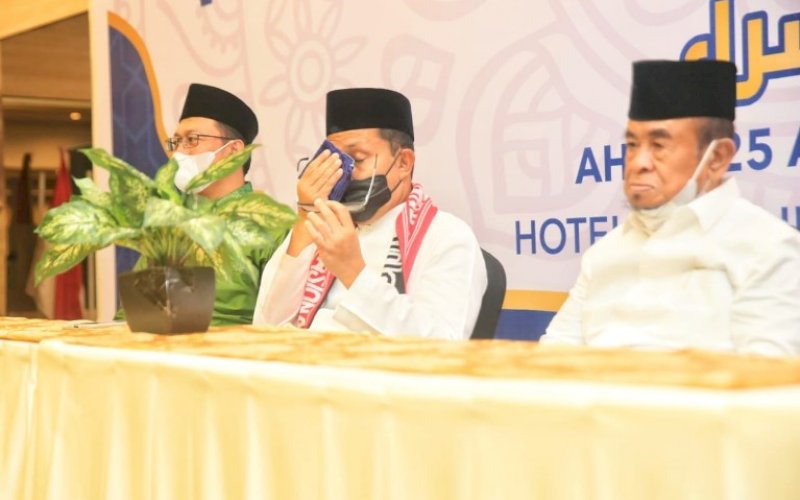 MENANGIS. Wali Kota Makassar, Moh Ramdhan Pomanto, mengangis haru saat mendengar lantunan ayat suci juga mars yang didengungkan para wisudawan wisudawati penghafal Qur&rsquo;an 30 juz yang diadakan Karantina Tahfiz Nasional Darul Istiqomah di Hotel Pesonna Makassar, Jl Mappanyukki, Minggu (25/4/2021). foto: humas pemkot makassar