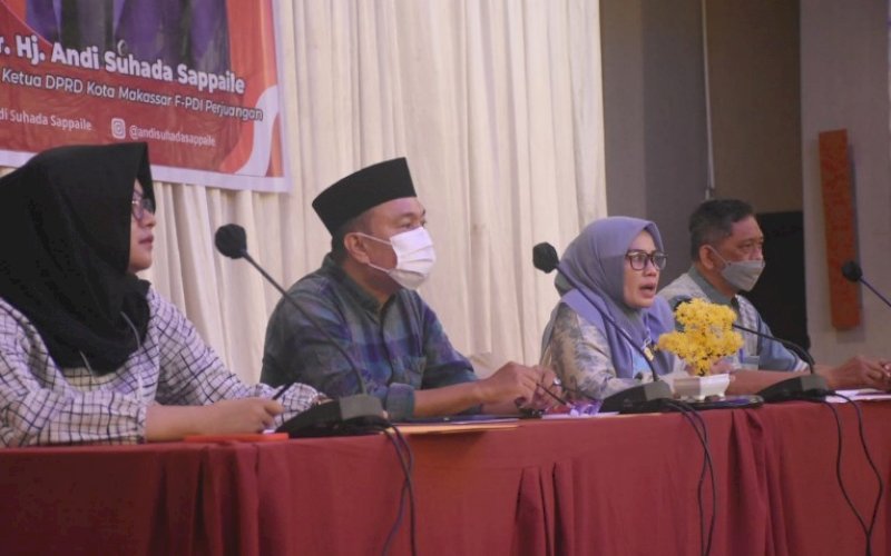 SOSIALISASI PERDA. Wakil Ketua DPRD Kota Makassar, Andi Suhada Sappaile (kedua kanan), menggelar sosialisasi Perda Kota Makassar nomor 1 tahun 2012 tentang Pendidikan Baca Tulis Al Qur'an di Hotel Horison Makassar, Minggu (25/4/2021). foto: istimewa