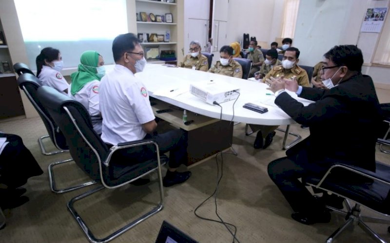 PIMPIN RAKOR. Sekda Provinsi Sulsel, Abdul Hayat Gani, memimpin Rakor Penyelenggaraan Program JKN serta forum komunikasi para pemangku kepentingan utama tingkat Provinsi Sulsel di Ruang Rapat Sekda, Senin (26/4/2021). foto: humas pemprov sulsel