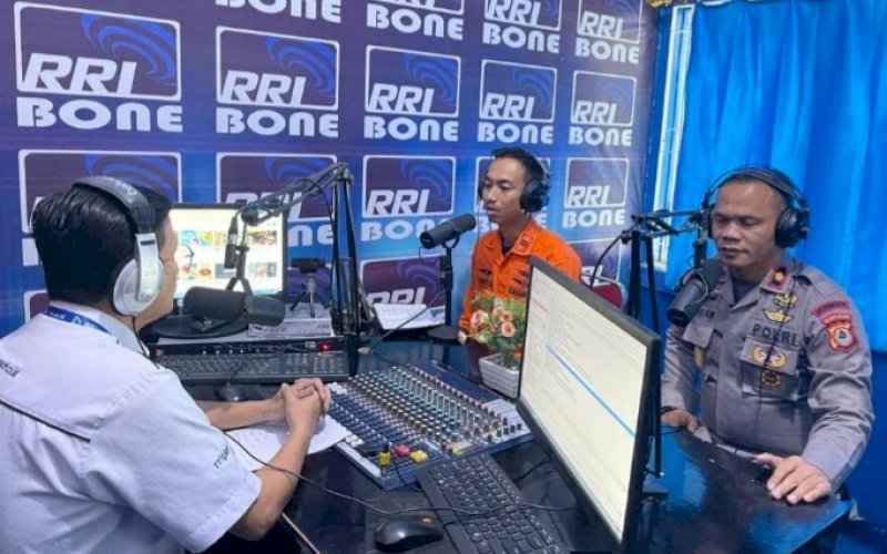 DIALOG. Danyon C Pelopor Satbrimob Polda Sulsel Kompol Nur Ichsan bersama Koordinator Pos Basarnas Bone Mukti saat menjadi narasumber dialog program radio di Bone, Selasa (27/4/2021). foto: humas brimob bone