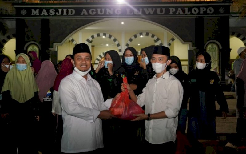BERBAGI. Plt Gubernur Sulsel, Andi Sudirman Sulaiman, melakukan aksi Ramadan Berbagi dengan para pemuda dan pelajar di Kota Palopo, Selasa (27/4/2021) malam. foto: humas pemprov sulsel