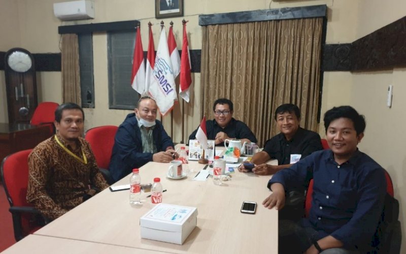 DISKUSI TERBATAS. Suasana diskusi terbatas di Sekretariat SMSI Pusat, Jl Veteran 2 No 7C, Jakarta Pusat, Selasa (27/4/2021). foto: humas smsi