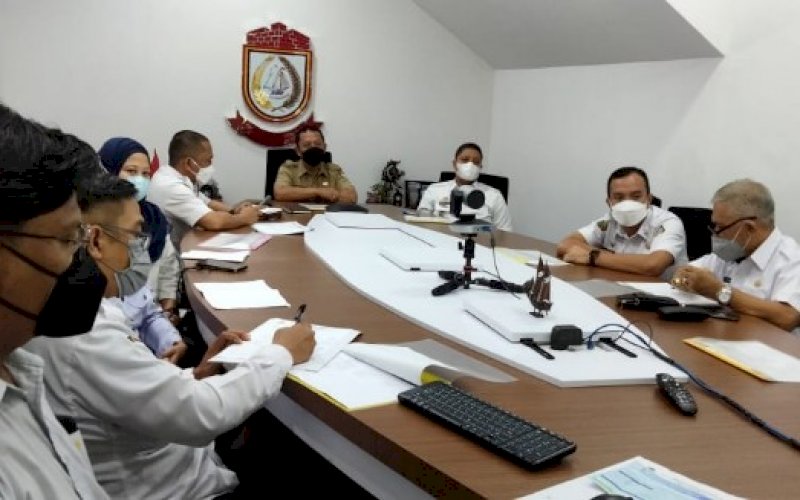 SOSIALISASI. Sekda Kota Makassar, Muh Ansar, mengikuti sosialisasi virtual terkait aplikasi MCP yang digagas KPK RI secara virtual di War Room Kantor Balai Kota Makassar, Rabu (28/4/2021). foto: humas pemkot makassar
