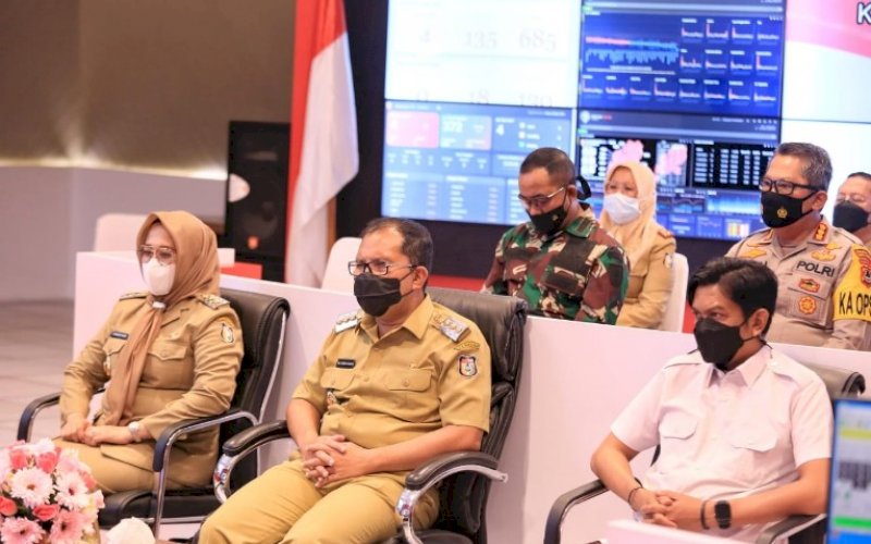 PENGARAHAN PRESIDEN. Wali Kota Makassar Moh Ramdhan Pomanto saat mengikuti pengarahan Presiden Republik Indonesia Joko Widodo kepada semua kepala daerah se-Indonesia secara virtual, Rabu (28/4/2021). foto: humas pemkot makassar