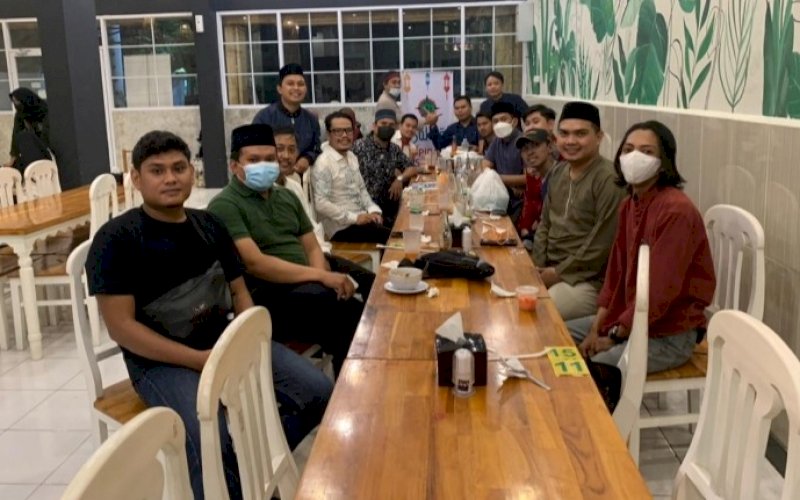 BUKA PUASA. Anggota komunitas Kopipala Makassar mengikuti buka puasa bersama di RM Ayam Goreng Fatmawati Makassar, Rabu (28/4/2021). foto: istimewa