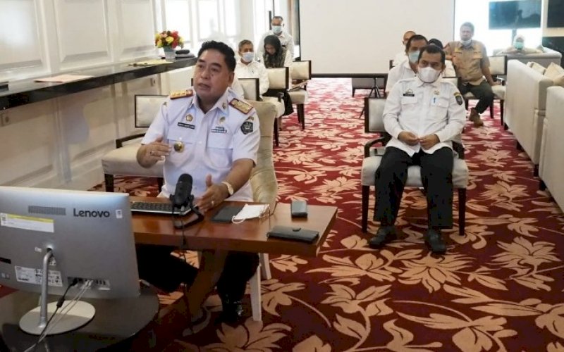 SOSIALISASI. Sekda Provinsi Sulsel, Abdul Hayat Gani, mengikuti Sosialisasi Aplikasi MCP KPK RI di Baruga Lounge Kantor Gubernur Sulsel, Rabu (28/4/2021). foto: humas pemprov sulsel