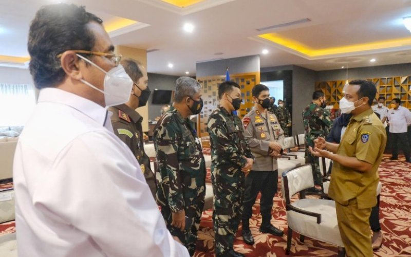 PENGARAHAN. Plt Gubernur Sulsel, Andi Sudirman Sulaiman (kanan), berdikusi dengan para pimpinan Forkopimda se-Sulsel di sela-sela rapat pengarahan Presiden RI Joko Widodo secara virtual di Baruga Lounge, Kantor Gubernur Sulsel, Rabu (28/4/2021). foto: humas pemprov sulsel