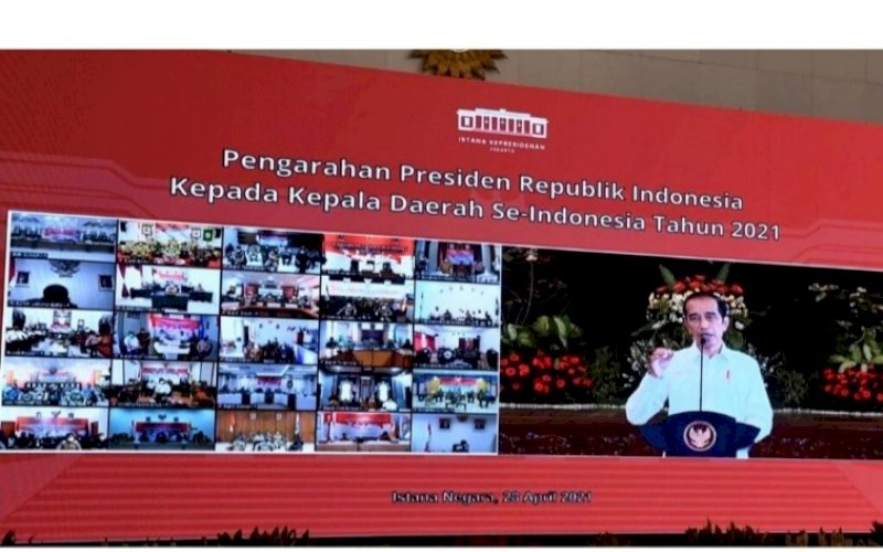 PENGARAHAN. Presiden Joko Widodo saat menyampaikan arahan secara virtual kepada seluruh kepala daerah se-Indonesia, Rabu (28/4/2021). foto: bpmi setpres