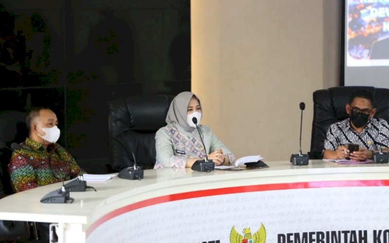 RAPAT KOORDINASI. Wakil Wali Kota Makassar, Fatmawati Rusdi, membuka acara rapat koordinasi penyusunan RAD dengan kerangka SDGs Kota Makassar untuk periode 2021-2026 di Ruang Rapat Sipakale'bi Lantai 2, Balai Kota Makassar, Kamis (29/4/2021). foto: humas pemkot makassar
