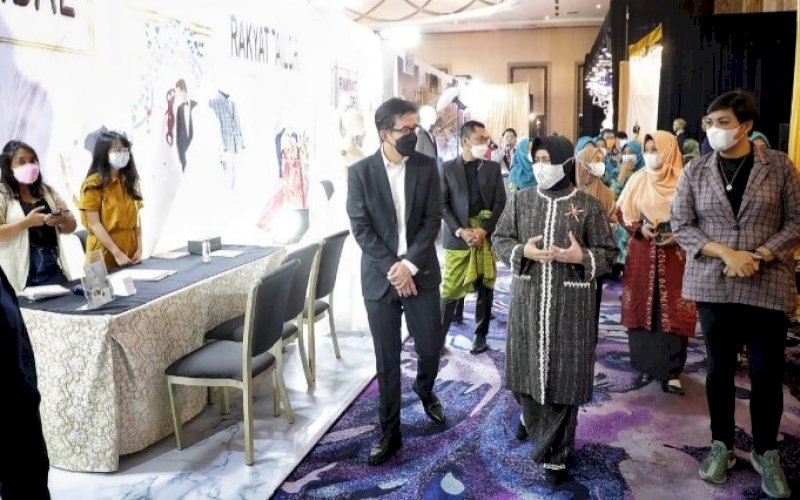 PEMBUKAAN. Ketua TP PKK Makassar, Indira Jusuf Ismail, menghadiri sekaligus membuka Royal Wedding Fair 2021 di Upperhills Convention Hall Makassar, Kamis (29/4/2021). foto: humas pemkot makassar