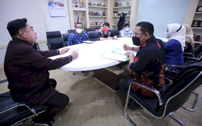 KUNJUNGAN. Sekda Provinsi Sulsel, Abdul Hayat Gani (kiri), menerima kunjungan dari Tim Kementerian Ketenagakerjaan RI, di Baruga Lounge, Kamis (29/4/2021). foto: humas pemprov sulsel