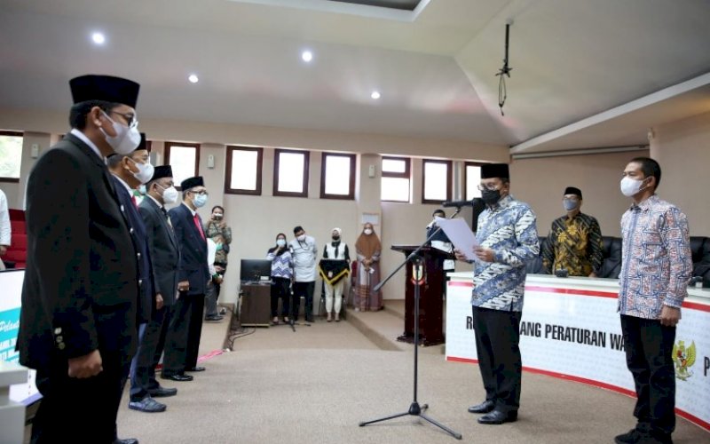 PELANTIKAN. Wali Kota Makassar, Moh Ramdhan Pomanto, melantik pimpinan Baznas Kota Makassar periode 2021-2026 di Ruang Sipakalebbi Kantor Balai Kota Makassar, Jumat (30/4/2021). foto: humas pemkot makassar