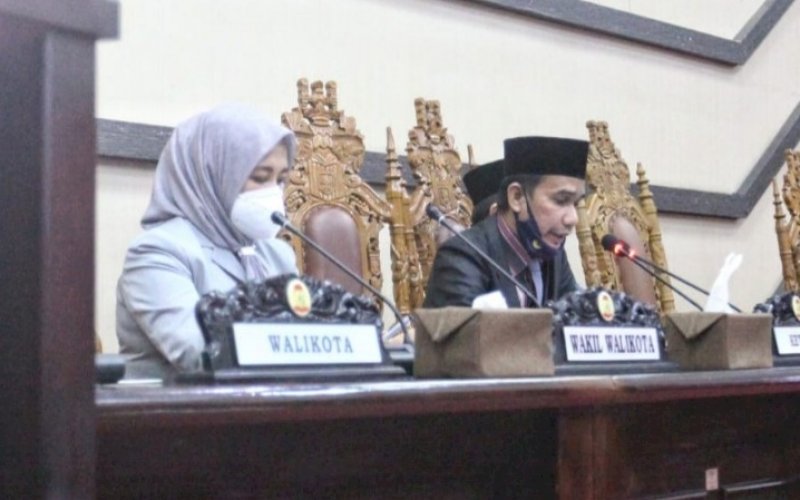 BAHAS LKPJ. Wakil Wali Kota Makassar Fatmawati Rusdi bersama Ketua DPRD Kota Makassar Rudianto Lallo saat menghadiri rapat paripurna ke-12 masa persidangan kedua tahun sidang 2020-2021 DPRD Kota Makassar, Jumat (30/4/2021). foto: humas pemkot makassar