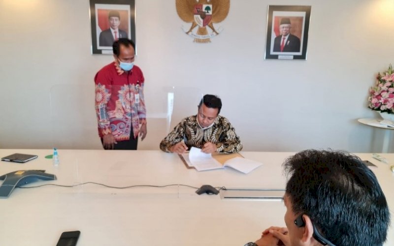 PENANDATANGANAN. Plt Gubernur Sulsel, Andi Sudirman Sulaiman, menandatangani berkas penyerahan Bandara Sorowako dari PT Vale Indonesia ke Pemprov Sulsel di Jakarta, Jumat (30/4/2021). foto: humas pemprov sulsel