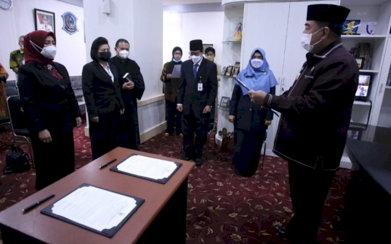 PELANTIKAN. Sekda Provinsi Sulsel, Abdul Hayat Gani, melakukan pengambilan sumpah dan pelantikan dua orang pejabat fungsional jenjang utama di lingkup Pemprov Sulsel, Kamis (29/4/2021). foto: humas pemprov sulsel