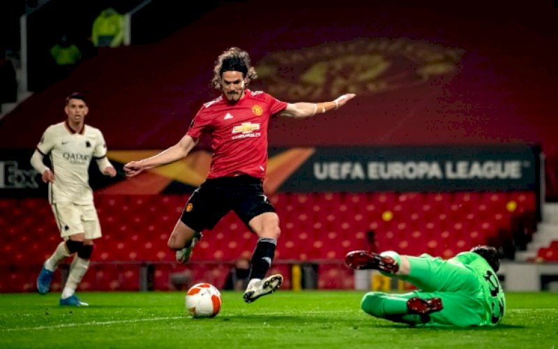 CETAK GOL. Penyerang Manchester United, Edinson Cavani, mencetak salah satu gol saat mengalahkan AS Roma 6-2 pada semifinal leg pertama Liga Europa di Old Trafford, Jumat (30/4/2021) dini hari WITA. foto: twitter @manunited