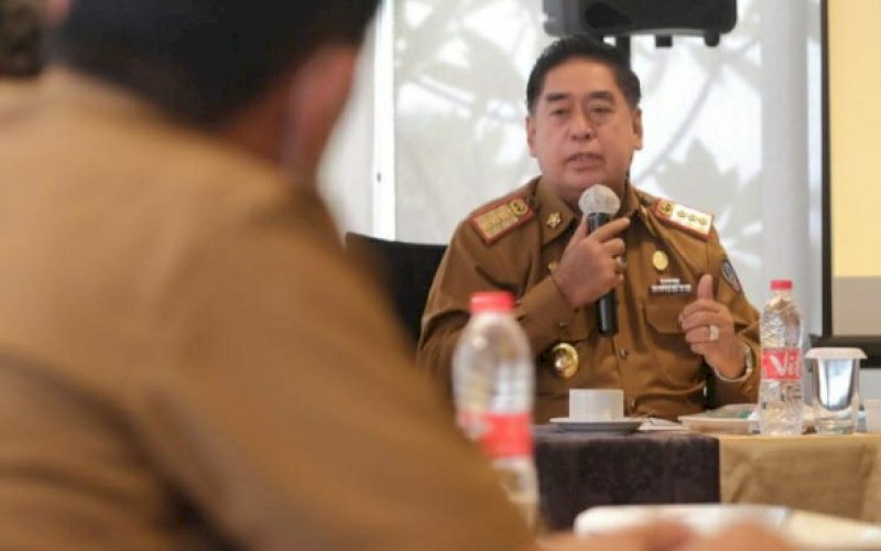 BUKA RAKOR. Sekda Provinsi Sulsel, Abdul Hayat Gani, memimpin Rapat Koordinasi (Rakor) Penyusunan Rencana Aksi Pemberantasan Korupsi KPK di lingkup Pemprov Sulsel di Novotel Hotel Makassar, Senin (5/4/2021). foto: humas pemprov sulsel