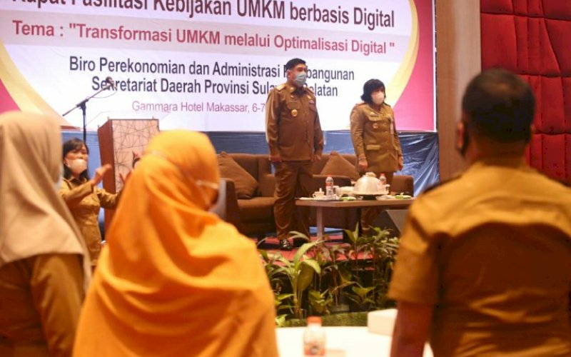 PEMBUKAAN. Sekda Provinsi Sulsel Abdul Hayat Gani didampingi Kepala Biro Perekonomian dan Administrasi Pembangunan Pemprov Sulsel Since Erna Lamba membuka Rapat Fasilitasi Kebijakan UMKM berbasis digital di Hotel Gammara Makassar, Selasa (6/4/2021). foto: humas pemprov sulsel