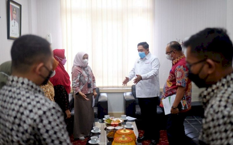TERIMA KUNJUNGAN. Sekda Provinsi Sulsel Abdul Hayat Gani (ketiga kanan) menerima kunjungan Deputi BSN Bidang Penerapan Standar dan Penilaian Kesesuaian Dr Zakiyah di ruang rapat kerjanya, Kamis (8/4/2021). foto: humas pemprov sulsel