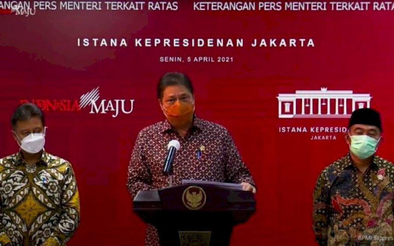 BERI KETERANGAN. Menko Perekonomian Airlangga Hartarto, Menko PMK Muhadjir Effendy, dan Menkes Budi Gunadi Sadikin memberikan keterangan pers usai Rapat Terbatas, di Jakarta, Senin (5/4/2021) sore. foto: kpcpen