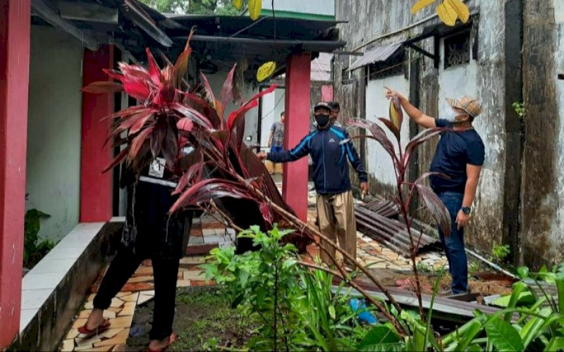 PENINJAUAN. Lurah Tallo, Andi Muhammad Adri (kanan), turun langsung memonitoring rumah warga yang rusak terkena angin puting beliung di Jl Sultan Abdullah 3, RT 02, RW 05, Kelurahan Tallo, Kota Makassar, Jumat (2/4/2021). foto: kelurahan tallo