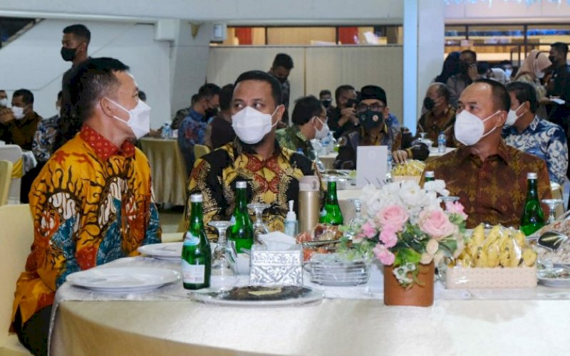 LEPAS SAMBUT. Plt Gubernur Sulsel Andi Sudirman Sulaiman (tengah) pada acara lepas sambut Pangdam XIV Hasanuddin dari Mayjen TNI Andi Sumangerukka kepada Mayjen TNI Mochamad Syafei Kasno di Balai Prajurit M Yusuf Makassar, Senin (5/4/2021) malam. foto: humas pemprov sulsel