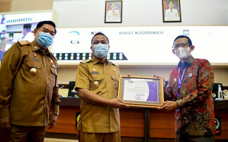 RAKOR. Plt Gubernur Sulsel Andi Sudirman Sulaiman (tengah) dan Sekda Provinsi Sulsel Abdul Hayat Gani (kiri) menghadiri Rapat Koordinasi Pengawasan Intern Keuangan dan Pembangunan serta Gelar Pengawasan Tingkat Provinsi Sulsel Tahun 2021 di Ruang Rapim Kantor Gubernur Sulsel, Senin (5/4/2021). foto: humas pemprov sulsel