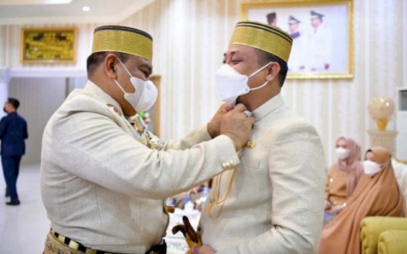 HARI JADI BONE. Bupati Bone Andi Fahsar Mahdin Padjalangi memperbaiki baju Plt Gubernur Sulsel Andi Sudirman Sulaiman di sela-sela peringatan Hari Jadi Bone ke-691 di Ruang Paripurna Arung Pallaka Kantor DPRD Bone, Selasa (6/4/2021). foto: humas pemprov sulsel