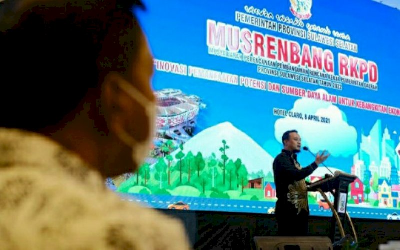 PEMBUKAAN. Plt Gubernur Sulsel, Andi Sudirman Sulaiman, membuka pelaksanaan musrenbang dalam rangka penyusunan RKPD Tahun 2022 di Hotel Claro Makassar, Kamis (8/4/2021). foto: humas pemprov sulsel