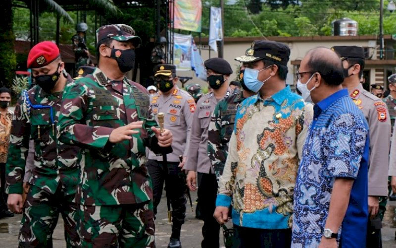 PENINJAUAN. Plt Gubernur Sulsel Andi Sudirman Sulaiman mendampingi Panglima TNI Marsekal Hadi Tjahjanto saat meninjau pengamanan pelaksanaan ibadah Jumat Agung di empat Gereja di Makassar, Jumat (2/4/2021). foto: istimewa