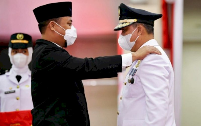 PELANTIKAN. Plt Gubernur Sulsel Andi Sudirman Sulaiman (kiri) melakukan pengambilan sumpah jabatan dan pelantikan kepada Budiman sebagai Bupati Luwu Timur Sisa Masa Jabatan 2021-2026 di Ruang Pola Kantor Gubernur Sulsel, Senin (5/4/2021). foto: humas pemprov sulsel