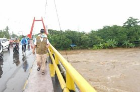 Tinjau Sungai Jeneberang, Plt Gubernur Sulsel Minta BPBD Siaga