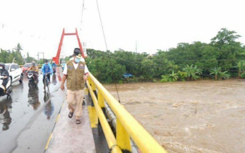 PENINJAUAN. Plt Gubernur Sulsel, Andi Sudirman Sulaiman, meninjau ketinggian air Sungai Jeneberang di Jembatan Kembar, Kabupaten Gowa, Jumat (2/4/2021). foto: humas pemprov sulsel