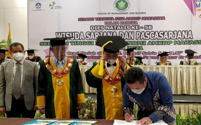 KERJA SAMA. Ketua KPID Sulsel Muhammad Hasrul Hasan disaksikan Ketua STIE Amkop Bahtiar Maddatuang menandatangani Memorandum of Understanding (MoU) di Hotel Claro Makassar, Selasa (6/4/2021). foto: kpid sulsel