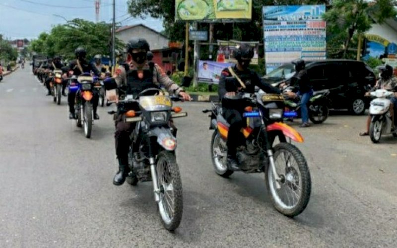 PATROLI. Kegiatan patroli bersama TNI/Polri dan Pemerintah Kabupaten Bone, Kamis (1/4/2021). foto: humas brimob bone