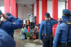 Danny Lepas Ratusan Petugas Damkar dan BPBD Sterilkan 1.700 Masjid