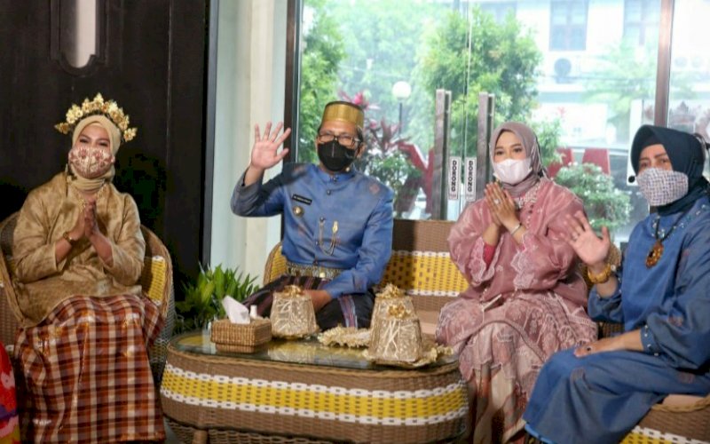 HARI KEBUDAYAAN. Wali Kota Makassar Moh Ramdhan Pomanto bersama Wakil Wali Kota Makassar Fatmawaty Rusdi, Ketua Tim PKK Kota Makassar Indira Jusuf Ismail beserta Kepala Dinas Pariwisata Makassar Herfida Attas menghadiri peringatan Hari Kebudayaan Kota Makassar di Museum Kota Makassar, Jl Balai Kota, Kamis (1/4/2021). foto: humas pemkot makassar