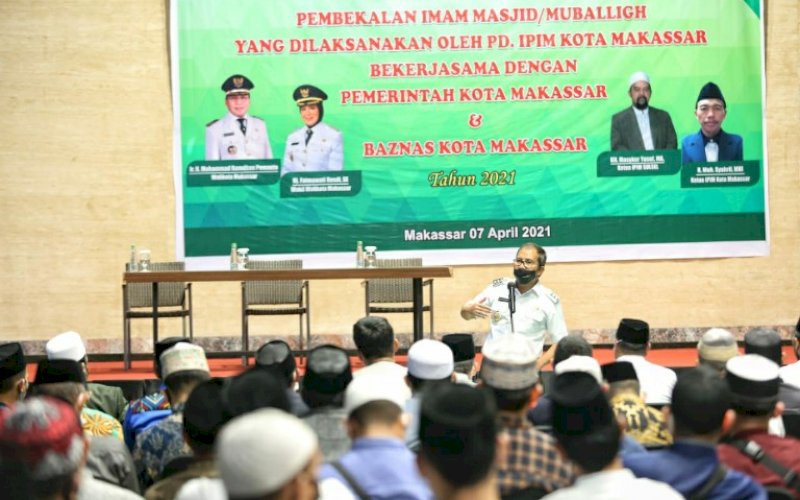 SILATURAHMI. Wali Kota Makassar, Moh Ramdhan Pomanto, memberikan arapah kepada para imam masjid se-Kota Makassar yang hadir dalam pelatihan dan silaturahmi di kediaman pribadinya Jl Amirullah, Makassar, Rabu (7/4/2021). foto: humas pemkot makassar