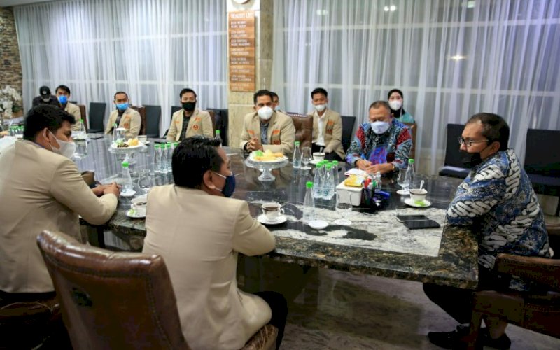 SILATURAHMI. Wali Kota Makassar, Moh Ramdhan Pomanto, menerima kunjungan Pimpinan Daerah Pemuda Muhammadiyah Kota Makassar di kediamannya, Jl Amirullah, Makassar, Sabtu (3/4/2021). foto: humas pemkot makassar