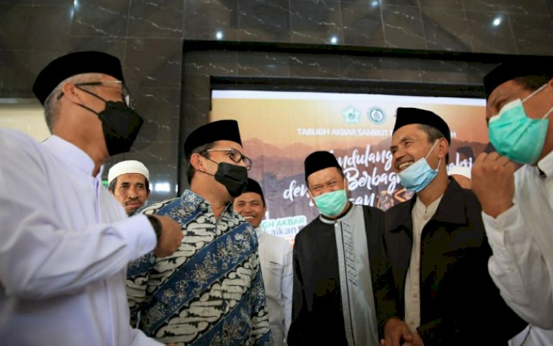 SAMBUTAN. Wali Kota Makasar Moh Ramdhan Pomanto mendapatkan sambutan dari Ustaz H Abdul Aziz Qahhar Mudzakkar saat menghadiri tablig akbar yang digelar Yayasan Al Bayan Hidayatullah Makassar bekerja sama dengan forum Islam BTP, Sabtu (3/4/2021). foto: humas pemkot makassar