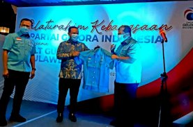 Fahri Hamzah Hadiahkan Baju Gelora untuk Plt Gubernur Sulsel