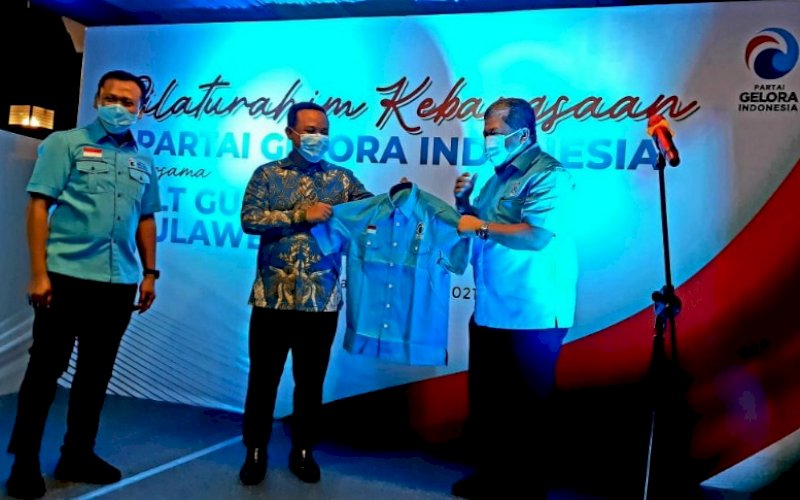HADIAH. Wakil Ketua Umum Partai Gelora Indonesia Fahri Hamzah (kanan) memberikan baju Partai Gelora kepada Plt Gubernur Sulsel Andi Sudirman Sulaiman disaksikan Ketua DPW Gelora Sulsel Syamsari Kitta di Rumah Jabatan Wakil Gubernur Sulsel, Minggu (4/4/2021) malam. foto: humas gelora sulsel