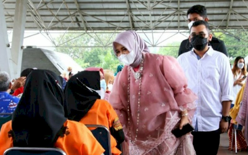 PENINJAUAN. Wakil Wali Kota Makassar, Fatmawati Rusdi, mengggunakan baju bodo yang datang meninjau langsung proses vaksinasi di Tribun Lapangan Karebosi, Kamis (1/4/2021). foto: humas pemkot makassar