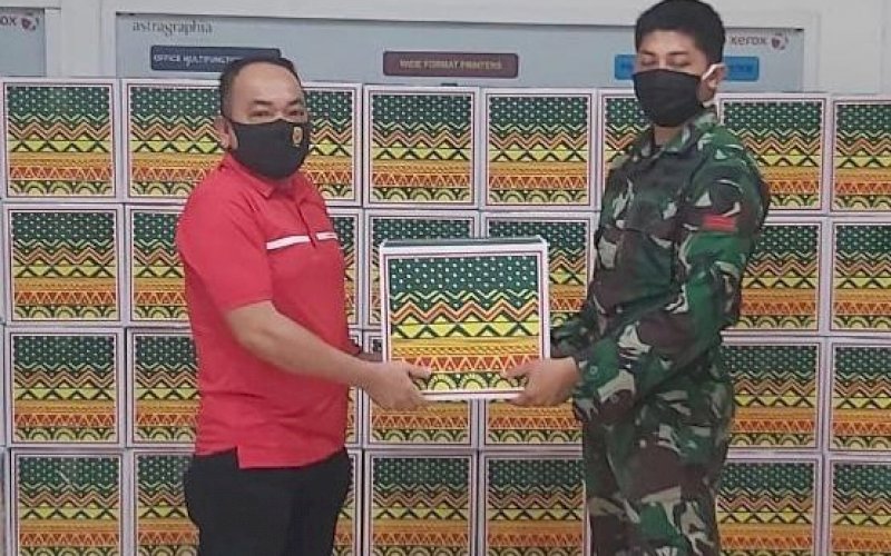 BERBAGI. Ketua Panitia Golfer Berbagi, Suhardi (kiri), berbagi paket Ramadan. foto: istimewa