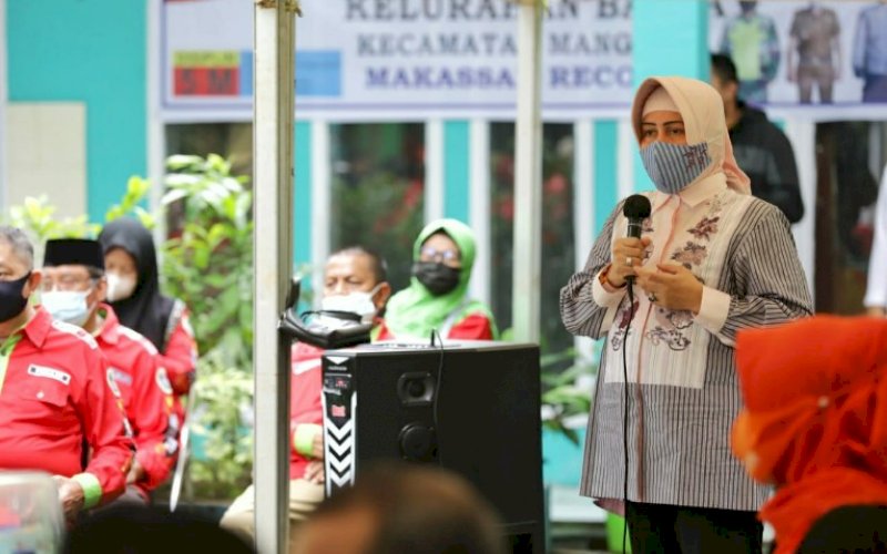 DONOR DARAH. Ketua TP PKK Makassar, Indira Jusuf Ismail, menghadiri kegiatan donor darah dilaksanakan Lois Community Indonesia bersama TP PKK Kelurahan Batua dan RT/RW Kelurahan Batua gelar di halaman Kantor Kelurahan Batua, Kecamatan Manggala, Sabtu (3/4/2021). foto: humas pemkot makassar