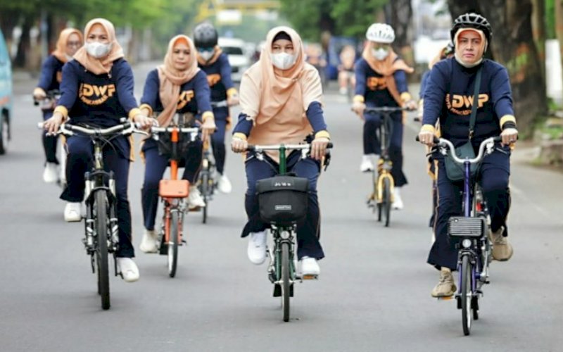 GOWES. Ketua TP PKK Kota Makassar, Indira Jusuf Ismail (kanan) bersama rombongan&nbsp;bersepada santai atau gowes, Minggu (4/4/2021). foto: pemkot makassar