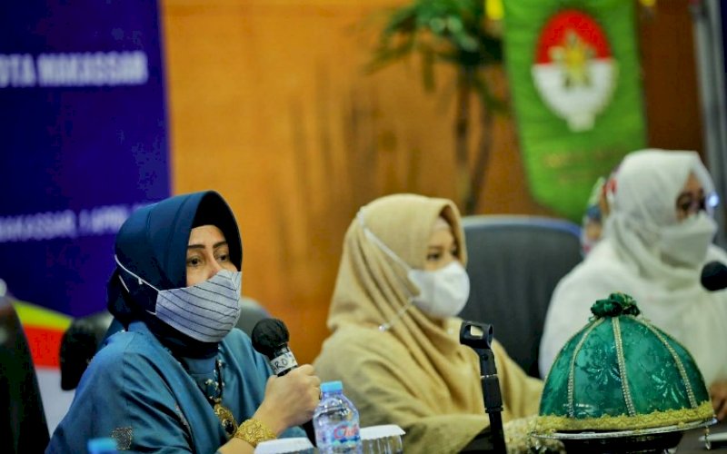 SOSIALISASI. Ketua TP PKK Makassar, Indira Yusuf Ismail (kiri), menghadiri sosialisasi UPT PPA di Claro Hotel Makassar, Kamis (1/4/2021). foto: istimewa