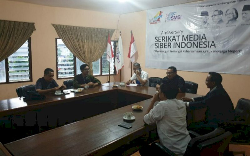 SILATURAHMI. Ketua Umum SMSI Pusat Firdaus bersama pengurus lainnya menerima Komisaris Utama PT Jasa Tirta Energi Didi Muhammad Rosidi di Kantor Pusat SMSI di Jl Veteran II No 7C-Jakarta, Rabu (7/4/2021). foto: smsi