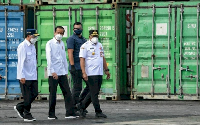 KUNJUNGAN. Presiden Joko Widodo bersama rombongan saat mengunjungi Pelabuhan Yos Sudarso di Kota Ambon, Kamis (25/3/2021) lalu. foto: kemenhub